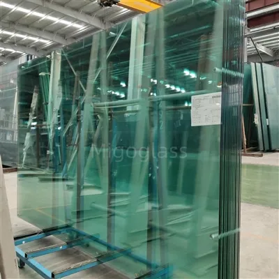 Which type of glass is most suitable for different types of Padel courts?